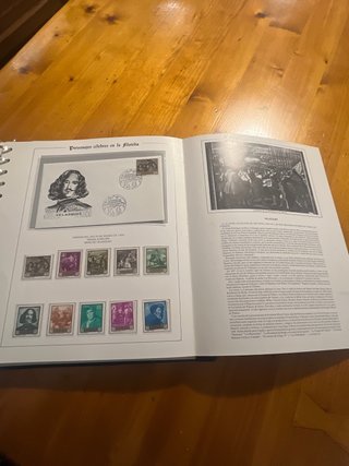 Álbum con documentos y sellos Históricos