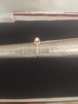 Anillo de oro con perla