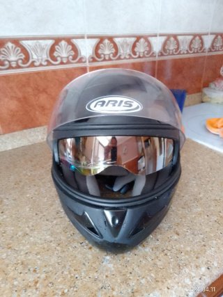 Varios cascos de moto