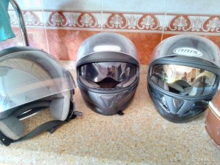 Varios cascos de moto
