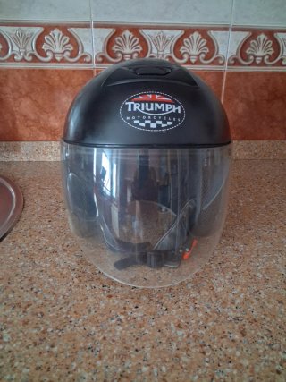 Varios cascos de moto