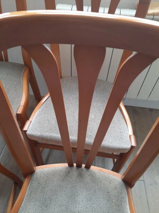 Juego de 4 sillas de comedor de madera !!URGE!!