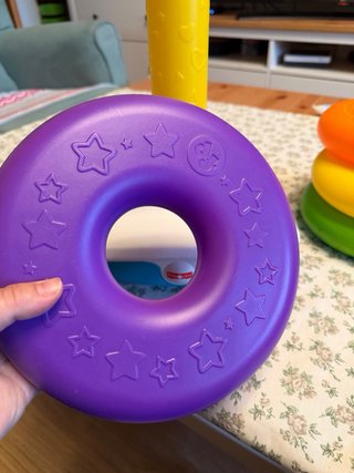 Aros apilables Fisher-Price colores.