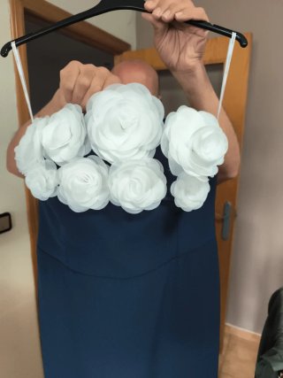 Vestido de Madrina Azul con Flores Blancas