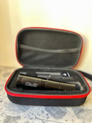 Máquina de tatuar AVA con estuche