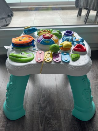 Mesa de actividades para bebé