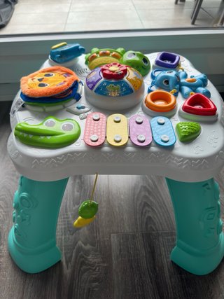 Mesa de actividades para bebé