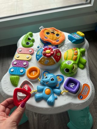 Mesa de actividades para bebé
