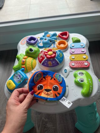 Mesa de actividades para bebé