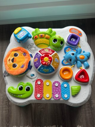 Mesa de actividades para bebé