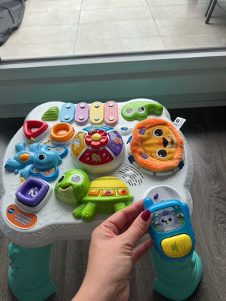 Mesa de actividades para bebé