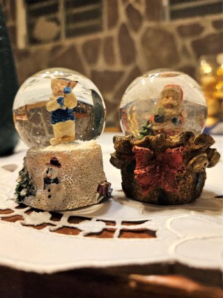 2 sfere di vetro natalizie con la nevicata interna