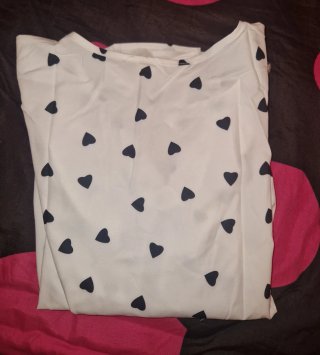 Blusa blanca con estampado de corazones