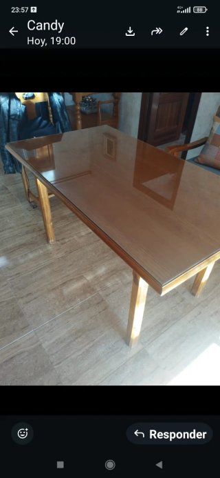 Mesa de madera marrón