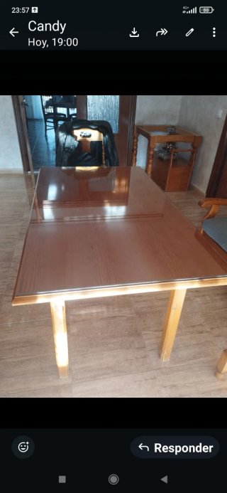 Mesa de madera marrón