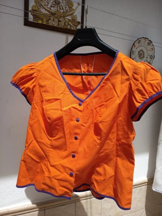 Traje de flamenca naranja y morado