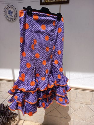 Traje de flamenca naranja y morado