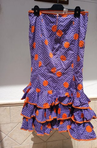 Traje de flamenca naranja y morado