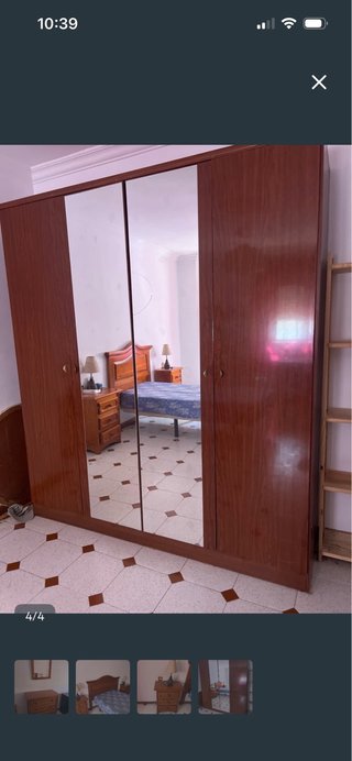 Armario antiguo de madera con espejos