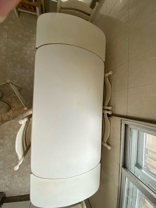 Mesa extensible blanca y 6 sillas
