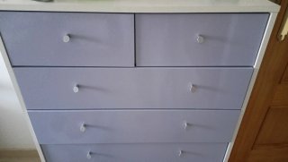 Cajonera de madera blanca y morada