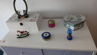 Cajonera de madera blanca y morada
