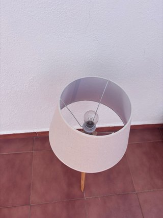 Lámpara de pie de madera y tela