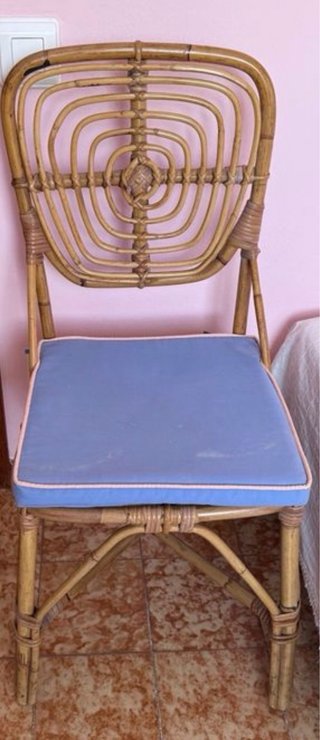 Silla de bambú y ratán con cojín azul