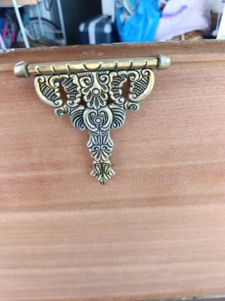 Baúl de madera con detalles dorados
