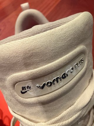 Nike Vomero Plus Beige Naranja
