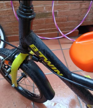 Bicicleta infantil Btwin negra y amarilla