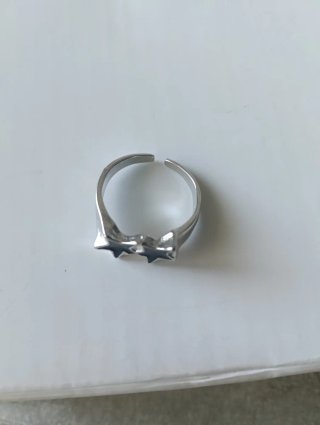 Anello regolabile con stelle nere