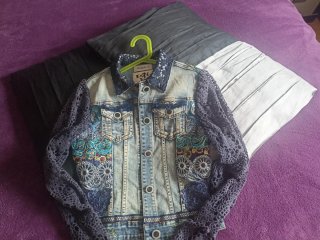 Cazadora vaquera Desigual patchwork y encaje