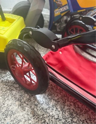 Carrito de juguete rojo con lunares