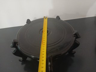 Supporto orientale in legno scuro per vaso