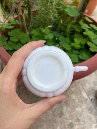 Taza de porcelana con flores azules