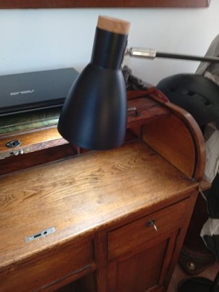 Lámpara de pie industrial negra y madera