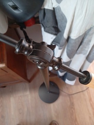 Lámpara de pie industrial negra y madera