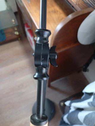 Lámpara de pie industrial negra y madera
