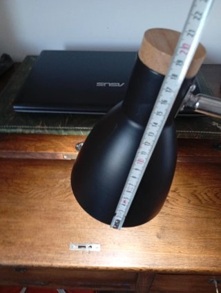 Lámpara de pie industrial negra y madera