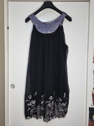 Vestido negro amplio con bordado floral