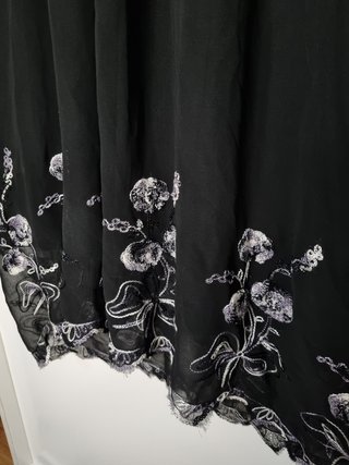 Vestido negro amplio con bordado floral