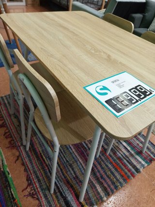 Mesa de madera con 4 sillas