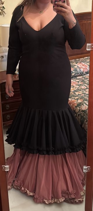Traje de flamenca negro y rosa