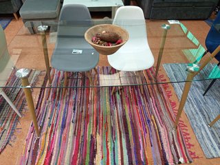 Mesa de cristal y madera