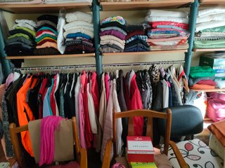 1000 prendas de ropa 2000 €. Cierre por jubilación