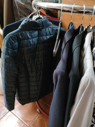 1000 prendas de ropa 2000 €. Cierre por jubilación