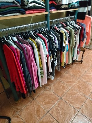 1000 prendas de ropa 2000 €. Cierre por jubilación