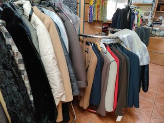 1000 prendas de ropa 2000 €. Cierre por jubilación