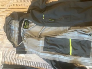 Chaqueta impermeable tipo goretex 3 capas